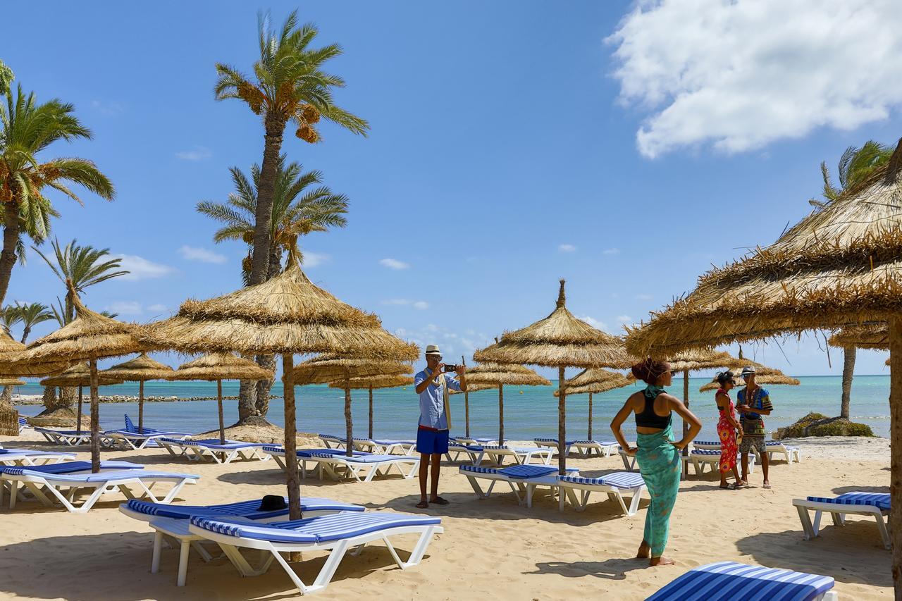 Hari Club Beach Resort Aghir Luaran gambar